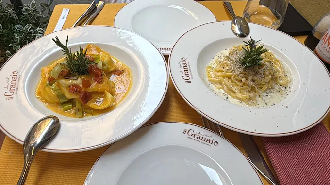 Tre piatti di pasta sul tavolo